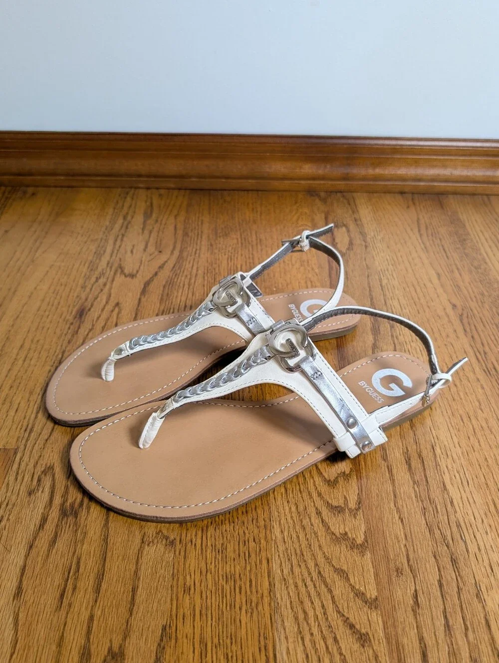 G by GUESS Lindsey White Silver Logo Thong Sandals Women’s Size 9.5